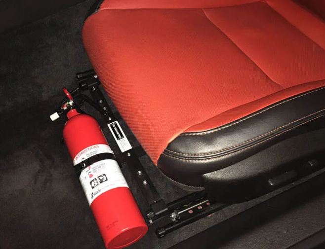 Đặt bình chữa cháy dưới gầm ghế xe