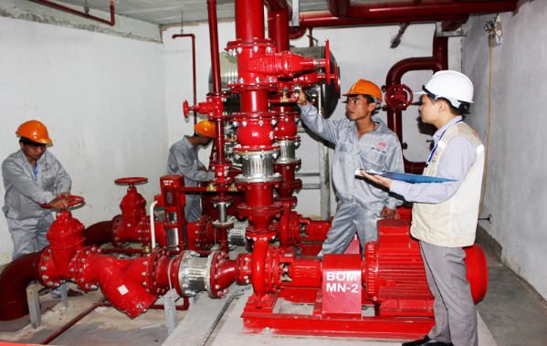 Các kỹ sư của Hải Minh trong một dự án lắp đặt hệ thống bơm chữa cháy