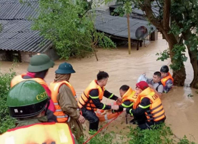 Chủ động, hiệp đồng chặt chẽ, bảo đảm an toàn trong cứu nạn, cứu hộ vùng lũ